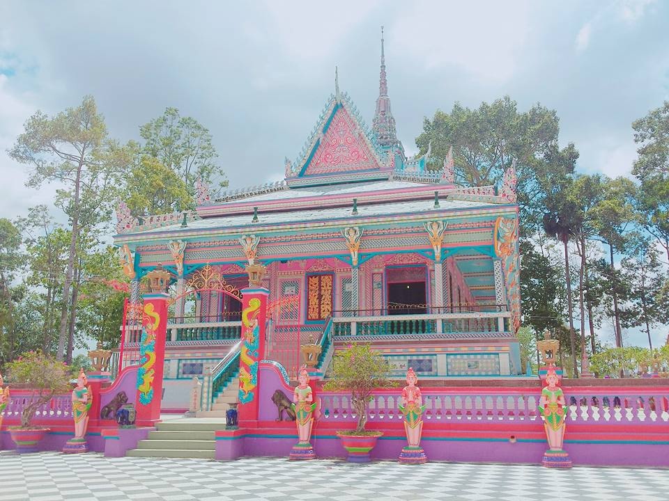 Về Miền Tây tham quan ngôi chùa ốp chén, đĩa độc đáo có một không hai.