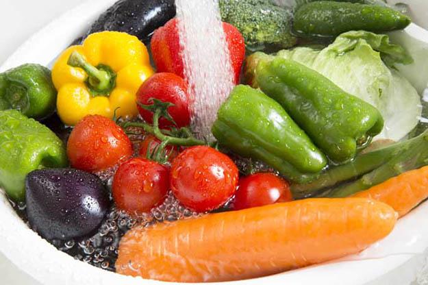 Ngâm rau quả vào nước muối không loại được dư lượng thuốc