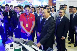 Thủ tướng tham quan triển lãm, dự diễn đàn phát triển DN công nghệ Việt Nam