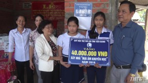 Chợ Gạo trao tặng mái ấm khuyến học cho gia đình học sinh nghèo