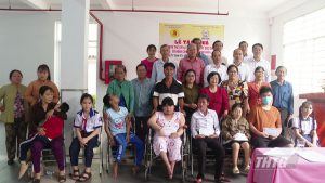 Hội Nạn nhân chất độc da cam tỉnh Tiền Giang trao tiền hỗ trợ trẻ em là nạn nhân chất độc da cam