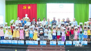 Hội Bảo vệ quyền trẻ em Việt Nam tặng quà cho học sinh khó khăn tại xã Cái Bè