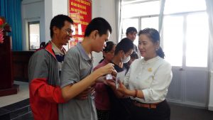 Hội Liên hiệp Phụ nữ xã Tân Hoà tặng quà cho trẻ em khuyết tật