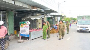 Xã Tân Phước 3 ra quân giải tỏa, lập lại trật tự hành lang an toàn giao thông