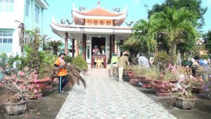 Đoàn thanh niên Tân Hương ra quân làm vệ sinh Nhà bia ghi danh liệt sĩ