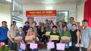 Mặt trận Tổ quốc xã Bình Phú trao 120 phần quà cho gia đình khó khăn