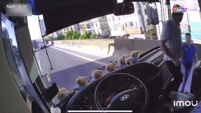 Khởi tố tài xế rút chìa khóa xe khách, khiến ngàn chục người kẹt trên đường